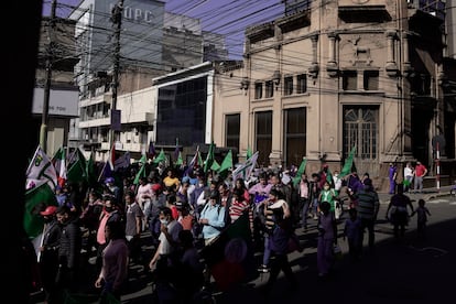 Agricultores e indígenas protestan contra el Gobierno por no cumplir con el acuerdo de la Administración anterior para comprar sus préstamos bancarios vencidos relacionados con la agricultura en Asunción, Paraguay, el martes 6 de julio de 2021.