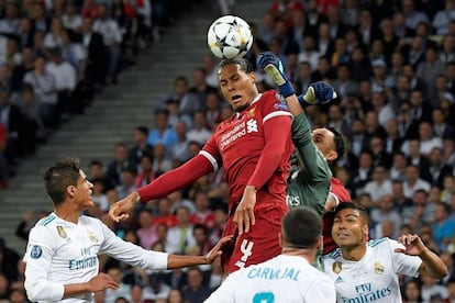 El defensa del Liverpool Virgil Van Dijk (c) salta ante Varane, Carvajal, Casemiro y Keylor Navas.