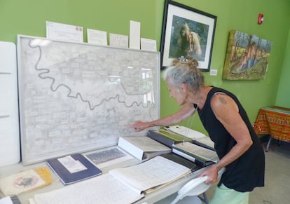 Phyllis Goodnow señala su ilustración con las plantaciones a las orillas del río Misisipi, en el museo de la Fundación Katrina National Memorial, en Nueva Orleans.