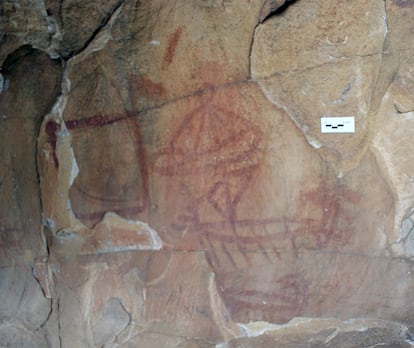 Representación en trazos rojos de los barcos de la Laja Alta de Jimena (Cádiz) que ahora investigadores de la UGR han confirmado su datación en el Neolítico.