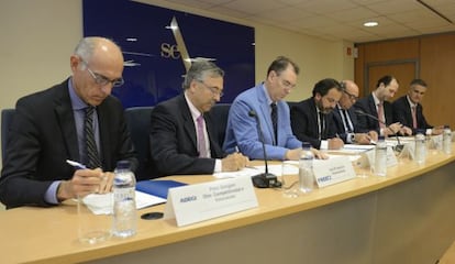 Momento de la firma del acuerdo entre seis patronales españolas para la compra de energía más barata.