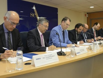 Momento de la firma del acuerdo entre seis patronales españolas para la compra de energía más barata.