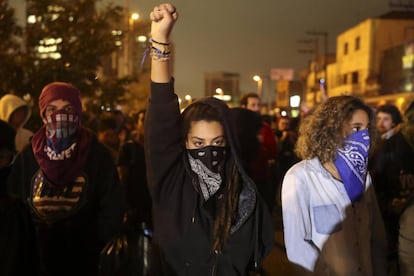 Jovens mascarados em protesto contra o Governo Temer.