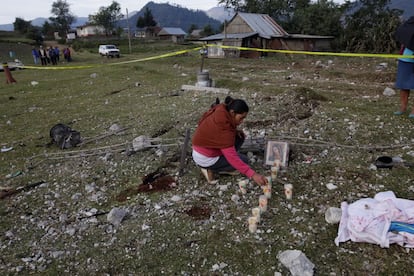 De las víctimas mortales, 11 son niños entre 4 y 14 años, según informó la Policía a medios de comunicación locales. En la foto, una residente coloca velas junto a una imagen religiosa de Nuestra Señora de Guadalupe, después de la explosión.