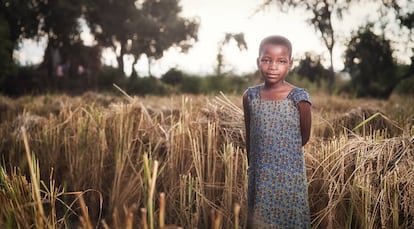 Sylvia, de ocho años, vive en una aldea rural del distrito de Namawawala, en Tanzania. Cada día tiene que andar 14 kilómetros para ir a la escuela.