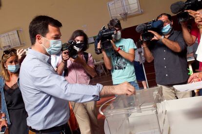 El candidato a la presidencia la Xunta de Galicia por el PSdeG-PSOE, Gonzalo Caballero ejerce su derecho al voto en el colegio de los Salesianos en Vigo, con motivo de las elecciones autonómicas que se celebran este domingo.