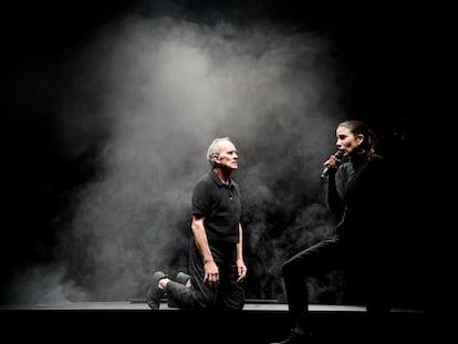 La directora Andrea Jiménez con el actor Vicente León en la obra de teatro 'Casting Lear' en el teatro La Abadía este mes de abril.