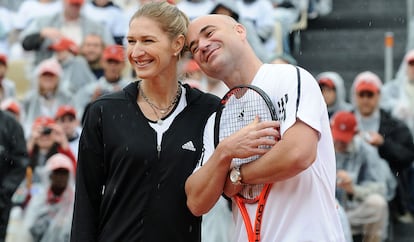 Steffi Graf e Andre Agassi posam durante uma partida de exibição.