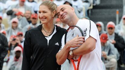 Steffi Graf e Andre Agassi posam durante uma partida de exibição.