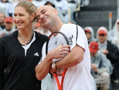 Steffi Graf e Andre Agassi posam durante uma partida de exibição.