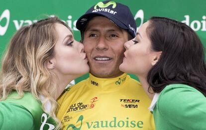 Nairo Quintana en el podio tras su triunfo.