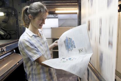 La artista francesa Elvire Bonduelle en la rotativa donde imprimió el periódico.