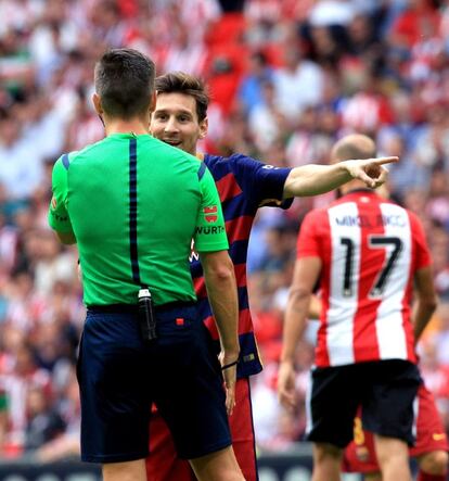 Messi protesta una acción al colegiado Carlos del Cerro Grande 