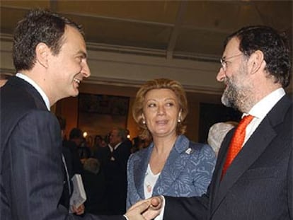 Zapatero y Rajoy se dan la mano en presencia de la presidenta del Congreso, durante el acto a favor de las víctimas de ETA.