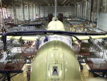 En la imagen, vista general de la línea de producción del nuevo avión de la fabricante Boeing. EFE/Archivo