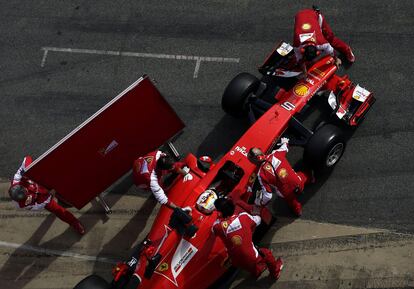 El piloto finlands de Ferrari, Kimi Raikkonen, durante la segunda jornada de la tercera tanda de entrenamientos oficiales de Frmula Uno que se celebran en el Circuito de Catalu?a de Montmel.