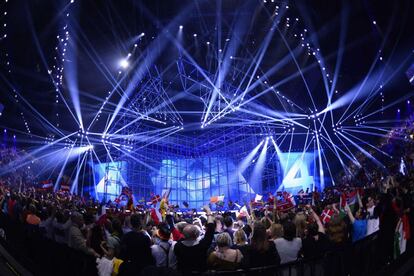 Los espectadores del 59&ordm; Festival de Eurovisi&oacute;n ondean sus banderas antes del inicio de la gala en Copenhague, en las instalaciones del antiguo astillero B&amp;W de Refshale&oslash;n que se han restaurado para acoger el festival.