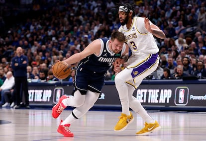 Luka Doncic, 77 de los Dallas Mavericks, maneja el balón contra Anthony Davis, 3 de Los Angeles Lakers, el 26 de febrero de 2023.