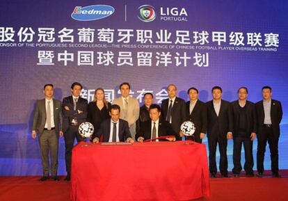 Imagen de la firma del convenio de patrocinio de la Liga de Portugal y la empresa china Ledman.