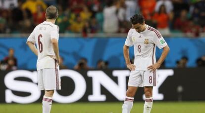 Iniesta y Xavi, antes del lanzamiento de una falta.