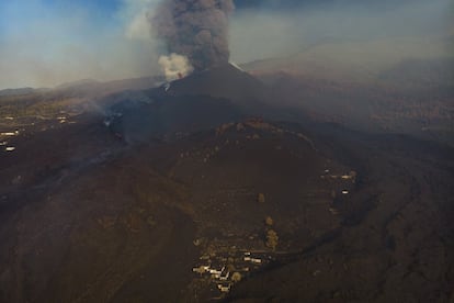 Vista aérea de algunas viviendas junto al volcán de Cumbre Vieja y la colada de lava volcánica sólida y líquida en Las Manchas, El Paso.