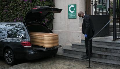 Enterrament a porta tancada, a causa del coronavirus, en el cementeri de Sant Gervasi de Barcelona, el 24 de març.