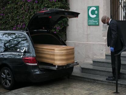 Enterrament a porta tancada, a causa del coronavirus, en el cementeri de Sant Gervasi de Barcelona, el 24 de març.