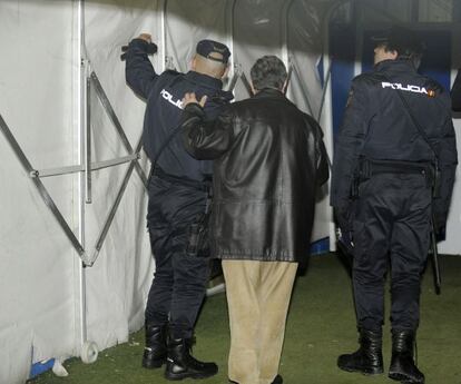 Dos polic&iacute;as intentan localizar la zona desde la que se lanz&oacute; el petardo 