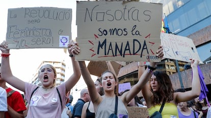 Concentración en Valencia en protesta por la puesta en libertad de los miembros de La Manada, en 2016.