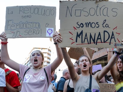 Concentración en Valencia en protesta por la puesta en libertad de los miembros de La Manada, en 2016.