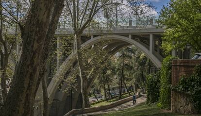 El Viaducto es un lugar recurrente en la filmografía de Almodóvar: aparece en 'Laberinto de pasiones', 'Matador' o 'Los amantes pasajeros'.