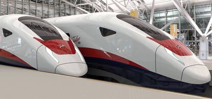 Dos trenes de alta velocidad de Talgo pintados para el mercado británico.