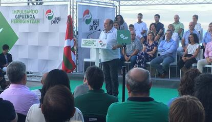 Andoni Ortuzar este viernes en el acto político del malecón de Zarautz.
