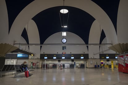 Vista interior de la terminal del aeropuerto de Sevilla, prácticamente vacía ante la ausencia de vuelos por el estado de alarma, este miércoles.