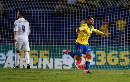 Tana (d) de Las Palmas celebra el empate (1-1) frente al Real Madrid.