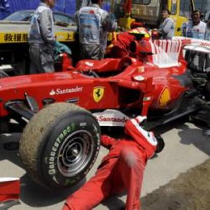 El coche de Fernando Alonso rompe el motor durante los entrenamientos de Shangai.