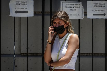 Una mujer espera su turno para hacerse la prueba de covid-19 en Buenos Aires, Argentina. 