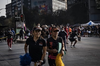 Cientos de personas madrugaron para brindar apoyo a los corredores en distintos puntos de la ciudad.