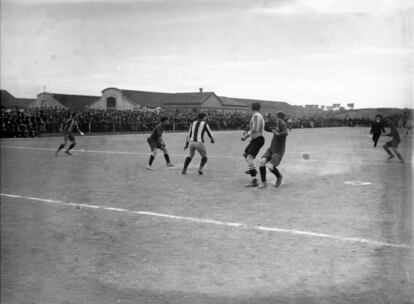 Una jugada del partit, amb l'àrbitre (de negre) seguint el joc de lluny.