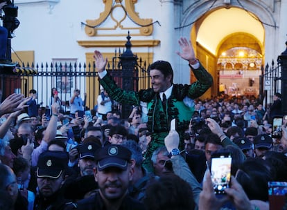 Miguel Ángel Perera, a hombros por la Puerta del Príncipe de La Maestranza, este miércoles