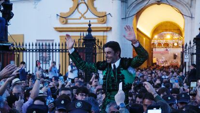 Miguel Ángel Perera, a hombros por la Puerta del Príncipe de La Maestranza, este miércoles