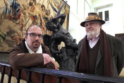 Marco y Peter Besas, delante de una réplica de la estatua del Ángel Caído del Retiro en la Real Academia de las Bellas Artes.