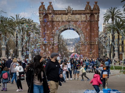 El paseo Lluís Companys de Barcelona, en Arc de Triomf,  lleno de paseantes este domingo.