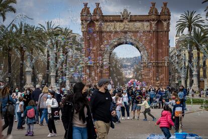 El paseo Lluís Companys de Barcelona, en Arc de Triomf,  lleno de paseantes este domingo.