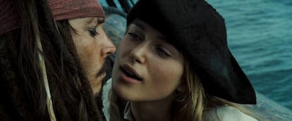 O beijo de Elizabeth Swann (Keira Knightley) e Jack Sparrow (Johnny Depp) não aparecia no roteiro entregue a Orlando Bloom, por isso a reação de surpresa do ator foi totalmente natural e autêntica.