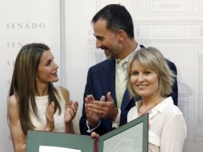 Los Príncipes de Asturias, tras entregar a la periodista María Rey el premio Luis Carandell, hoy en el Senado.