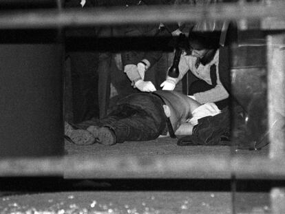 El cadáver de Víctor Manuel Pozo Patón, abatido en el tiroteo de la discoteca Amnesia en 1999.