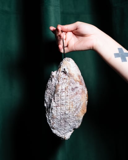 Pieza de pluma ibérica curada como un embutido con koji. Imagen cedida por el restaurante Mantis.
