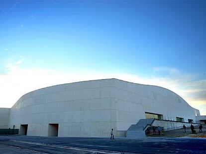 Una de las fachadas del Parc Esportiu de Cornellà, obra de Álvaro Siza, que se inaugurará este fin de semana.