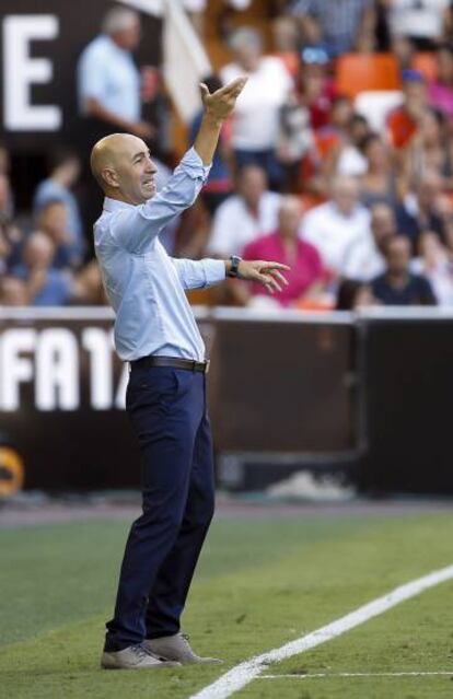 Pako Ayestarán da instrucciones durante el partido contra el Betis